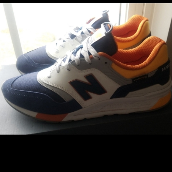 New Balance sneakers - Picture 2 of 4